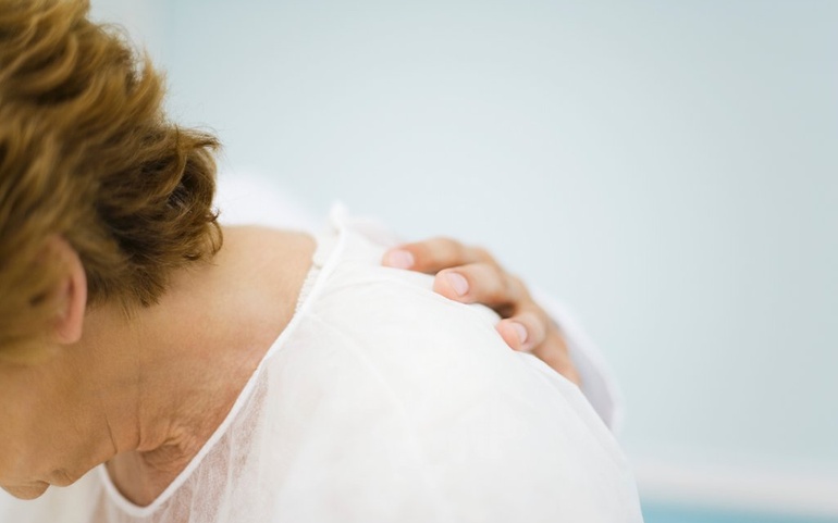 Pleier legger hånd på ryggen til en dame