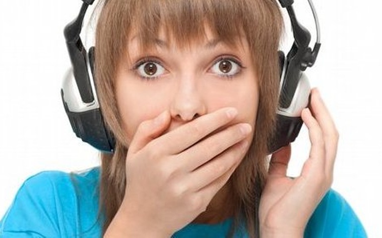 Jente m/ headsett - holder seg for munnen