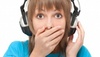 Jente m/ headsett - holder seg for munnen