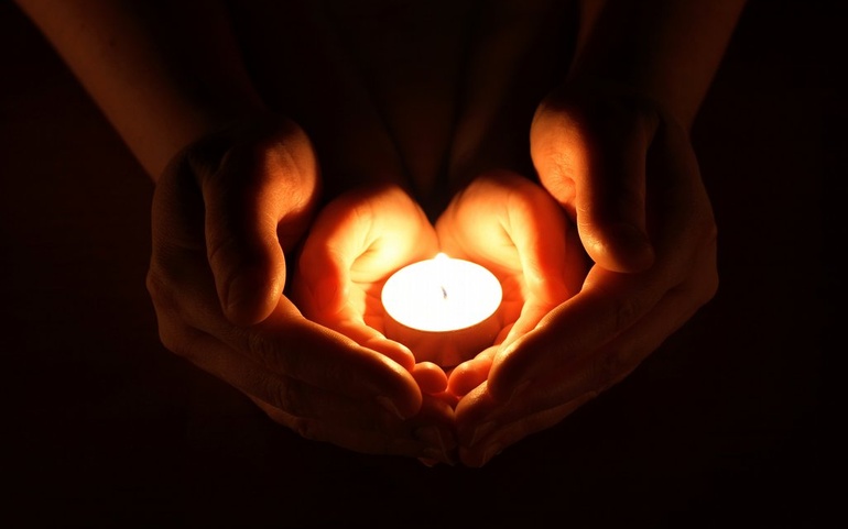 Stearinlys og hjerteformede hender