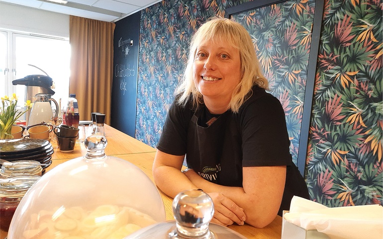 Marit Solberg bak disken ved Kafe Charlotte