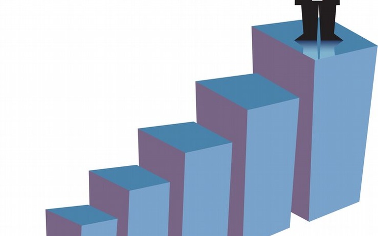 Businessmann på toppen av trapp