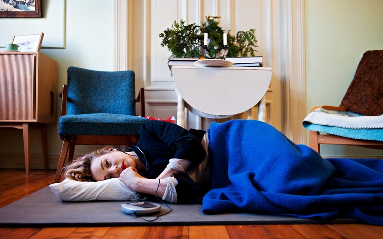 Ragnhild Toft Brochmann søkte selv frem til hjelp og hjelpemidler etter at hun ble skadet etter en ulykke. Hun er sykemeldt fra studiene, og her hviler seg hver dag på en ergonomisk matte.