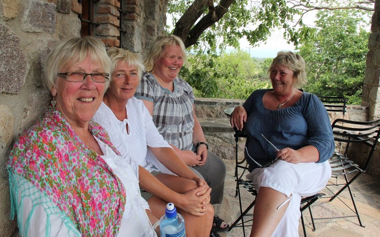 Samarbeid mellom ansatte og brukere ved Senter for psykisk helse i Lindesnes: F.v. Tove Glomsaker, Åse L. Strokkenes, Ragnhild Støle og Trine Benthe Grimestad. Kort pause i skriveøkten på Metochi studiesenter