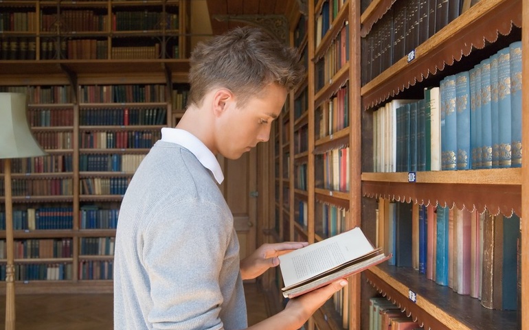 Ung leser i bibliotek