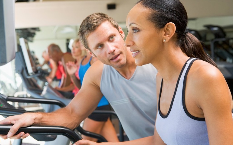 Kvinne oppmuntres av trener