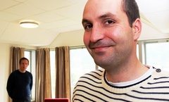 Arild Nøstdal, leder for ny ruspost i Nordfjord. I bakgrunnen, Karl Johan Johansen, faglig rådgiver i NAPHA