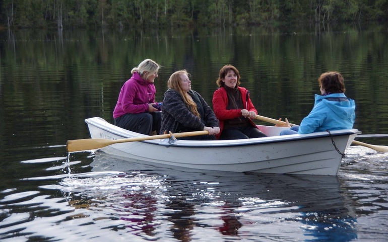 Fire kvinner fra Tiller ACT i båt