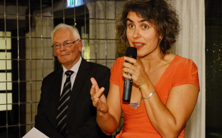 Styreleiar i Helse Vest, Oddvard Nilsen (t.v.) og prisvinner Solfrid Raknes