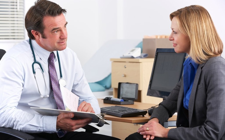 Fastlege snakker med DPS ansatt