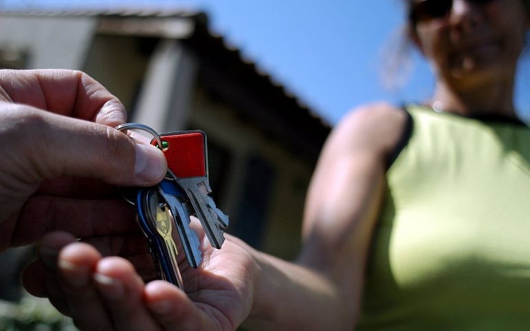 Kvinne mottar nøkler