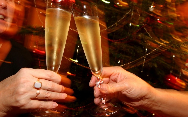 Glass med alkohol på julefest