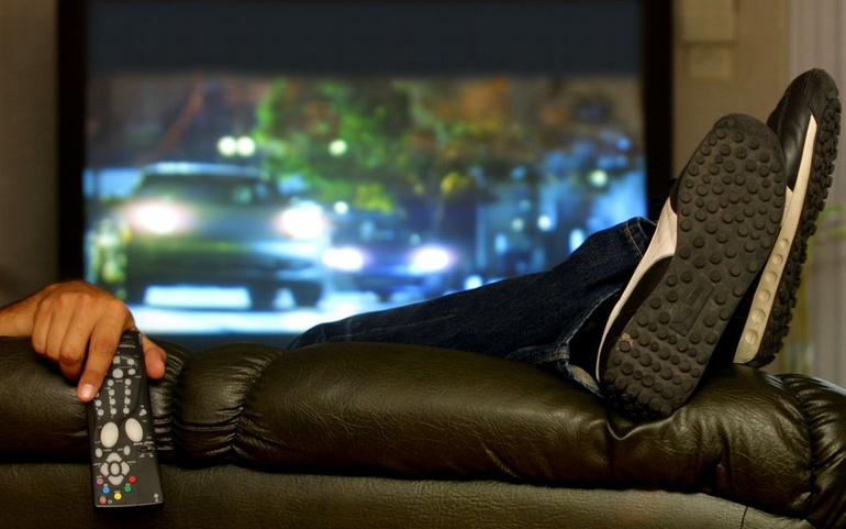 Slapper av på sofaen