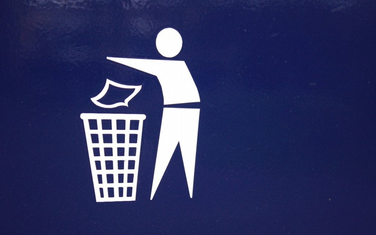 Papir kastes i søppelkasse