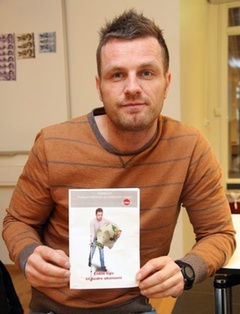 Arman Vestad med økonomi-brosjyre