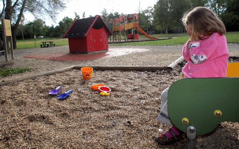 jente lei seg utenfor barnehage