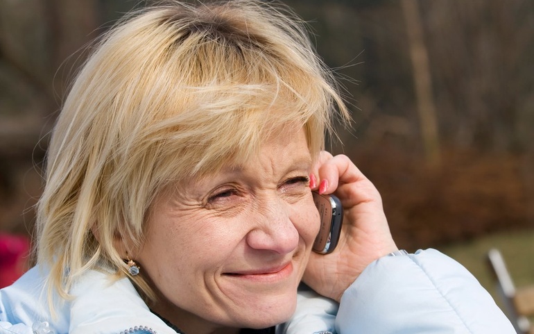 Dame som snakker i telefon