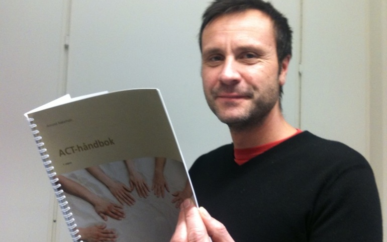 Gaute med ACT-håndboka