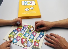 Barn og voksen som spiller brettspillet «Hei»