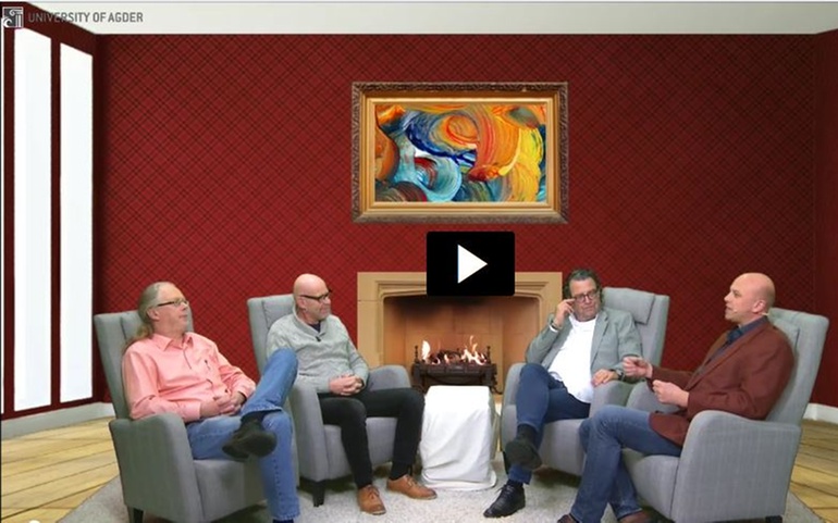 Samtale ved peisen f.v. Trond Hatling, Bengt Karlsson, Alain Topor og Anders Johan Wickstrøm Andersen