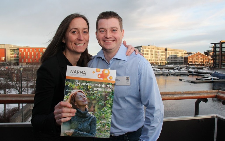 Irene Wormdahl, faglig rådgiver i NAPHA og Kjartan Mølstrevold, leder for botilbud i bydel Hinna, Stavanger