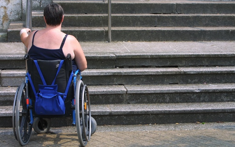 Rulestolbruker foran trapp
