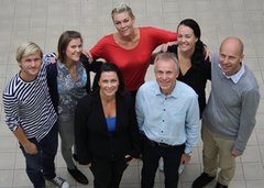 Bak f.v. Kristian Nyborg Johansen, Marit Mørch Jacobsen, Anne Sørevold og Camilla Sætre, Stig Erlend Midtgård. Foran f.v. Lene Hoset Sunde og Terje Stokka.