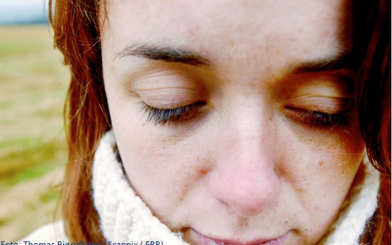 Dame med lukkede øyne