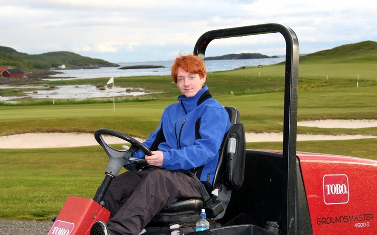 Egil Ole Albertsen på gressklipper