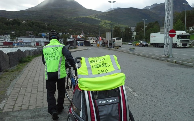 Æ snur ryggen til mobberne - 11949348_10152987025827413_9138662156377816487_n