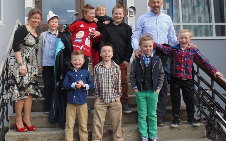 Filmpremieren 22. mai 2014 utenfor Kjøllefjord kino. Bildet er av prosjektleder Sigrid Larsen (t.v.) og filmskaperne: Patrick Mathisen (10 år), Leon Bredesen (12 år), Jonatan Emil Joensuu (9 år), Eilert Jenssen (12 år), kursleder Trond Waage (t.h.), K