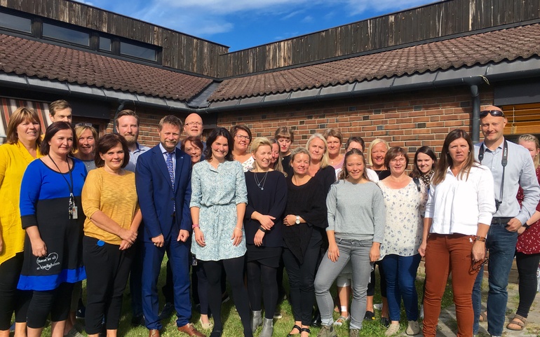 Helseminister Bent Høie hos Stangehjelpa i Hedmark