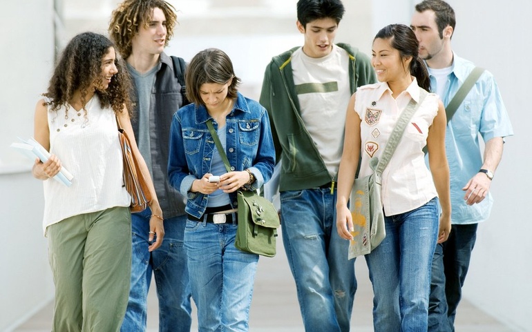 En gruppe studenter går og snakker