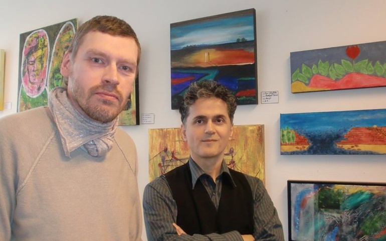 Stig Arne Wara og Eshan foran bilder på utstilling i Sommerstua Treffsted i Trondheim