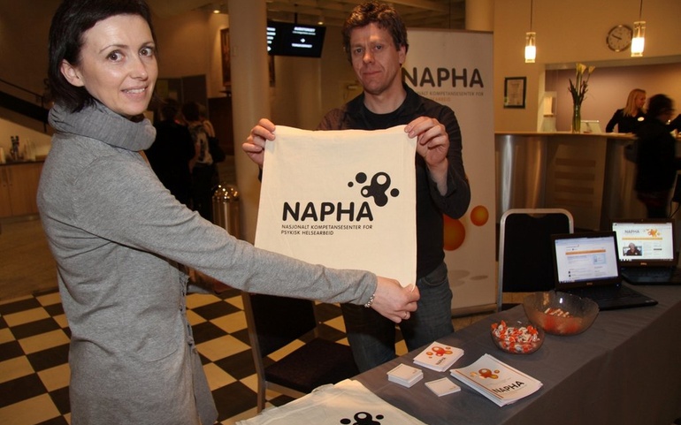 Turid Møller Olsø og Petter Dahle med NAPHA-stand på Dobbeldiagnose-konferansen i 2011