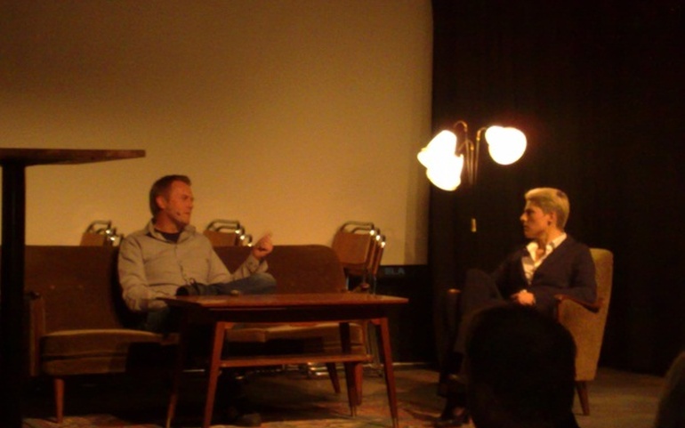 Anne-Lene Brattvåg intervjuer Odd Kenneth Hillesund under talkshowet Nesten Helg i Kristiansand 2011