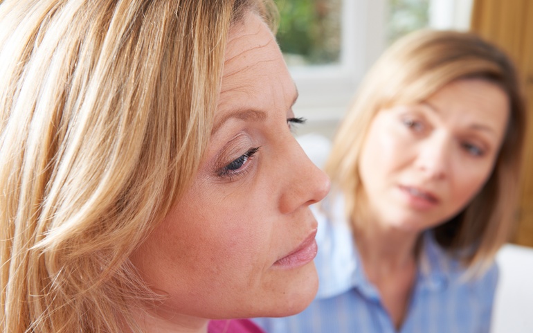 En dame som trøster/lytter til en annen dame