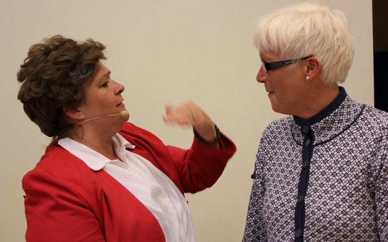 Rigmor Galtung (t.v) alias Gro Harlem Brundtland, sammen med leder ved DPS Stjørdal, Ann Inger Leitrø.