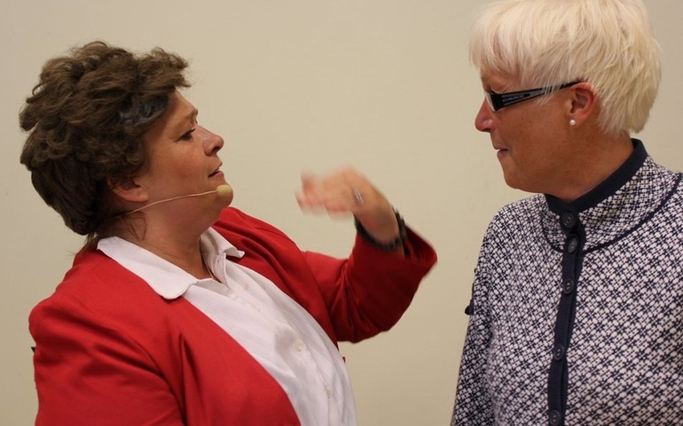 Rigmor Galtung (t.v) her i rollen som Gro Harlem Brundtland, sammen med leder ved DPS Stjørdal, Ann Inger Leitrø. (947 x 655)